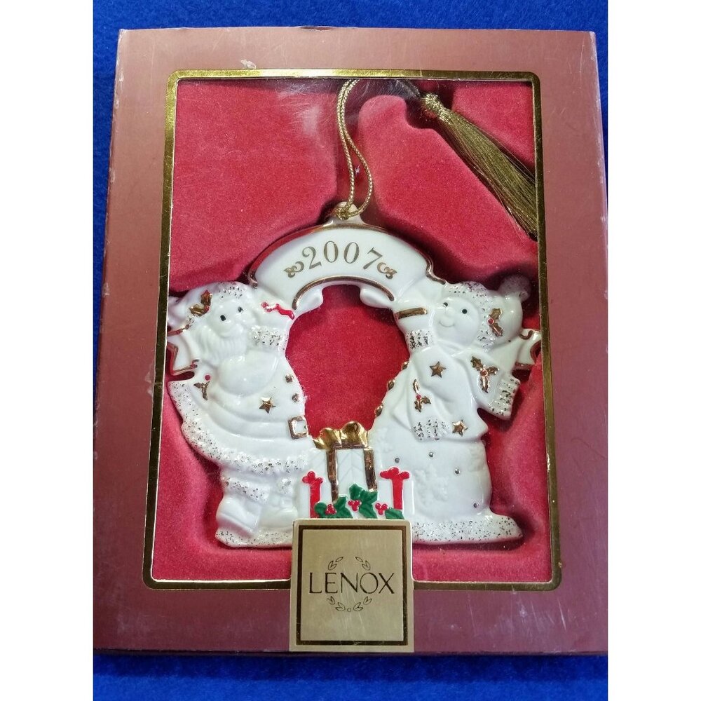 Lenox A Year To Remember 2007 Annual Ornament Mr and Mrs Santa Claus In Box